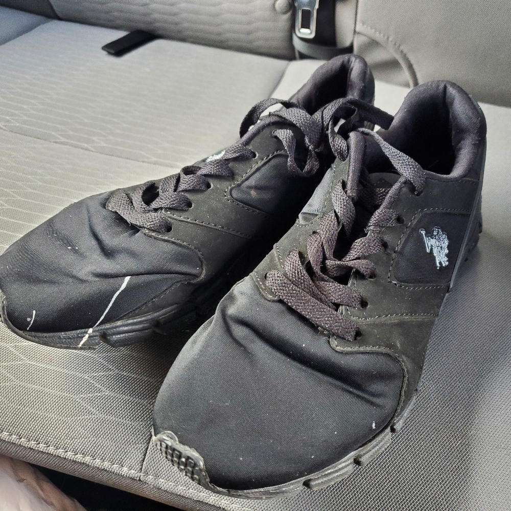 Tennis shoes